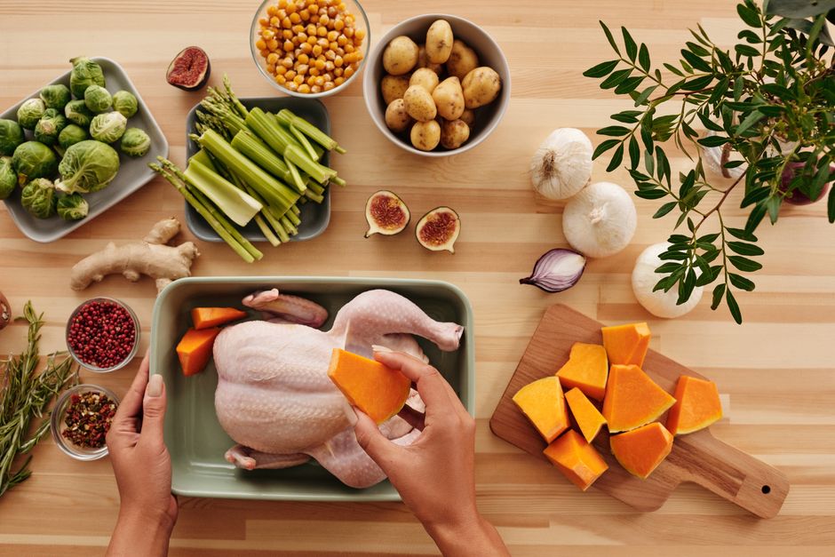 Assiette équilibrée préparée à la maison avec légumes et source de protéines, posée sur un plan de travail