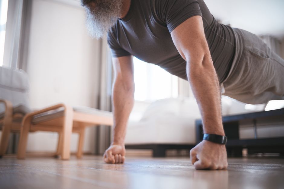 Paire de poignées de pompes posées sur un parquet, prêtes à l'usage