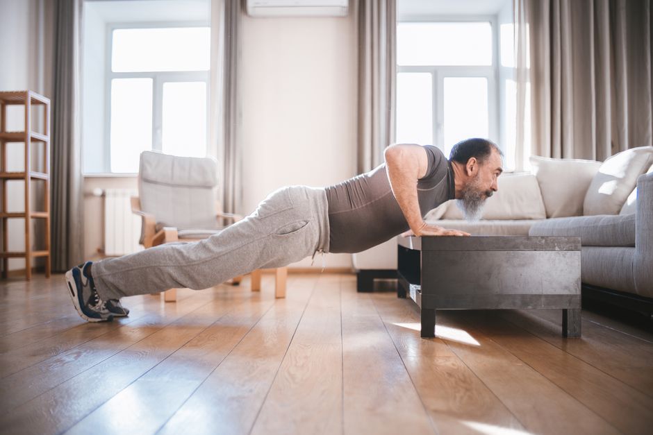Pompes au sol dans un salon : la musculation au poids du corps tient dans quelques mètres carrés