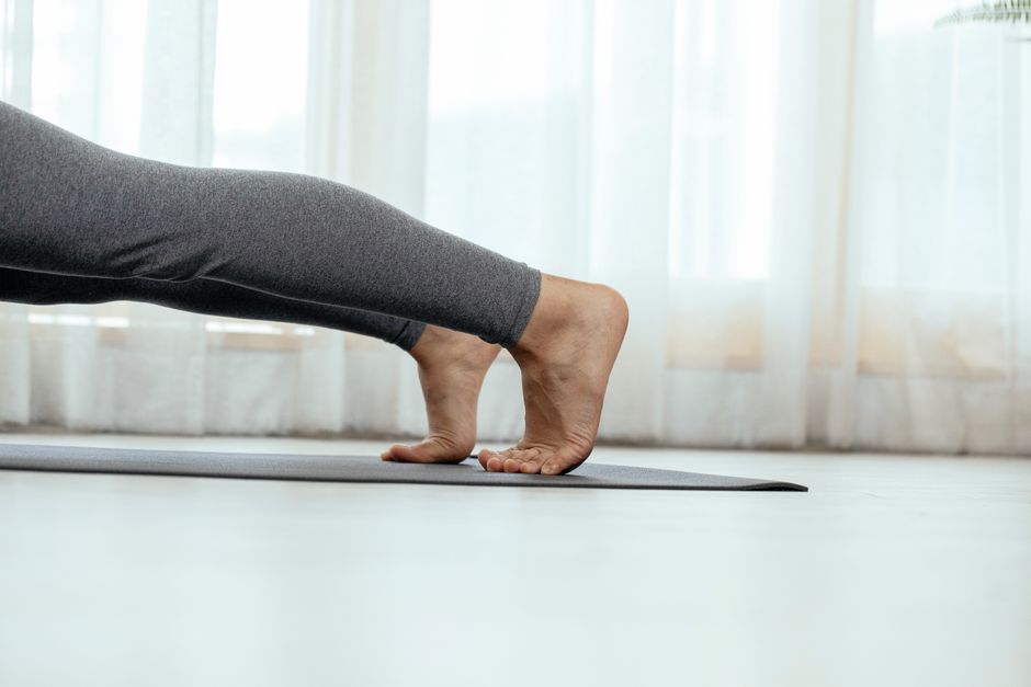 Gainage tenu au sol d'un appartement, position planche