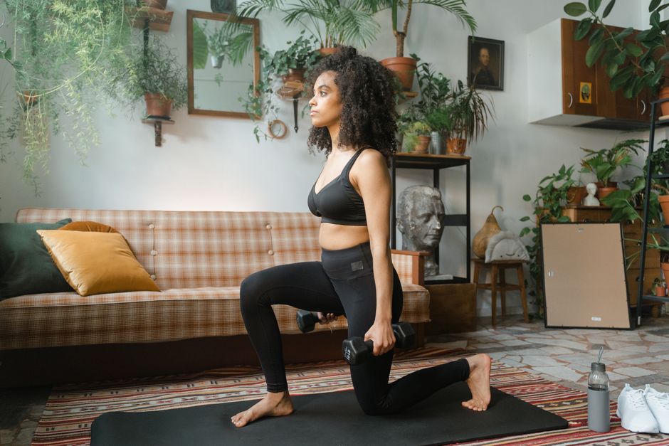 Séance de musculation maison en circuit, sur tapis, dans un salon