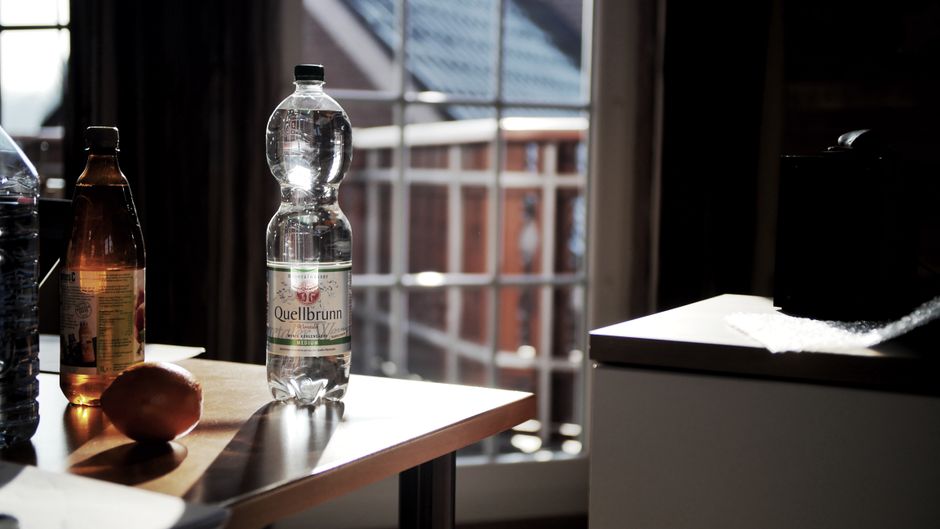 Un verre d'eau bu au réveil avant une séance de sport à jeun